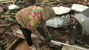 Dona reencontra cão sob escombros após tornado; veja