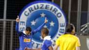 Cruzeiro goleia na estreia do Brasileirão e assume liderança