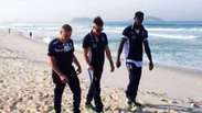 Balotelli passeia pela praia do Rio de Janeiro; assista