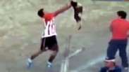 Jogador é expulso após agredir cachorro durante jogo; veja