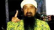 "Bin Laden" do RJ vira atração durante jogo; veja