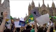 Brasileiros se unem e protestam no centro de Londres