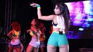 Anitta anima torcedores com dança do "Quadradinho"; assista