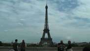 Greve na Torre Eiffel fecha cartão postal de Paris