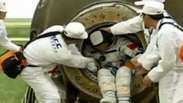 Veja momento em que astronautas chineses retornam à Terra