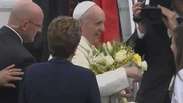 Papa é recebido com flores por Dilma; veja chegada
