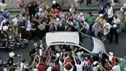 Multidão avança sobre carro do Papa para tocá-lo