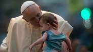Pequeno Miguel ganha beijo do Papa