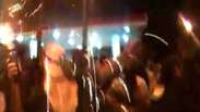 Manifestante joga coquetel Molotov contra PMs no Rio de Janeiro