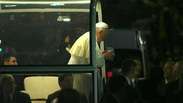 Papa aceita chimarrão de fiel durante percurso no Rio