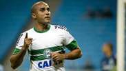 Sem Alex, Coritiba vence e aumenta o jejum do Grêmio