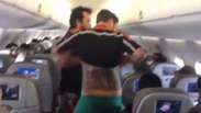 Manifestantes cantam Robocop Gay para Feliciano em avião