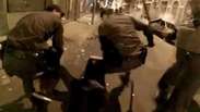 Vídeo mostra policiais batendo em mulher em protesto no Rio