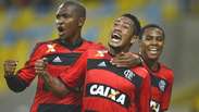 Hernane brilha e Flamengo vence o Vitória-BA