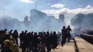 Veja momento em que 'Black Bloc' invade desfile e entra em conflito com a PM