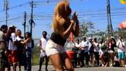 Rock in Rio: fã de Beyoncé dança na entrada da Cidade do Rock