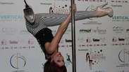 Aprenda passos de pole dance com instrutora