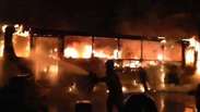 Bombeiros tentam conter fogo em ônibus no Rio de Janeiro