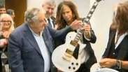 Aerosmith dá guitarra ao presidente do Uruguai