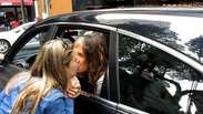 Steven Tyler do Aerosmith sai de hotel em Curitiba e dá selinho em fã