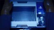 Sony abre caixa do PS4; veja o que tem dentro