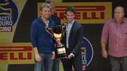 Nico Rosberg entrega "Capacete de Ouro" a brasileiro