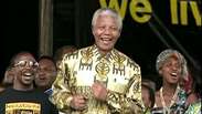 Mandela demonstrava seu bom humor com sorrisos e dança