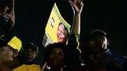 Multidão canta e dança em frente à casa de Nelson Mandela