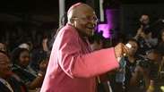 Da África do Sul: Desmond Tutu dança como Mandela em homenagem