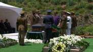 Mandela é enterrado no vilarejo de Qunu, dez dias após a morte