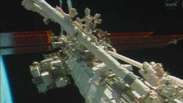 Astronautas fazem caminhada espacial para conserto da ISS