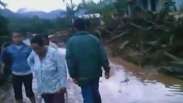 Morador mostra destruição provocada por enchente em Itaóca (SP) 