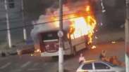 Ônibus é incendiado durante protesto em São Paulo