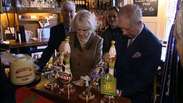 Príncipe Charles se anima ao virar barman por um dia