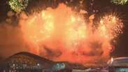 Tocha Olímpica e fogos iluminam céu de Sochi na Rússia
