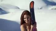 Veja vídeo da esquiadora que fez topless em Sochi