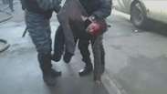 Policiais arrastam manifestante preso na Ucrânia