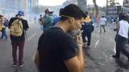 Cinegrafista entra no meio de protesto violento na Venezuela
