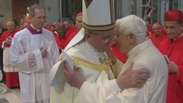 Bento XVI comparece a Consistório e é homenageado