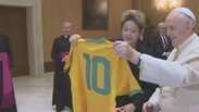 Dilma dá camisa e bola ao Papa e pede neutralidade na Copa