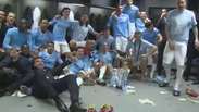 Vestiário do Manchester City vira Carnaval após título; veja