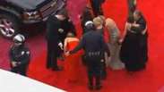 Jennifer Lawrence se arruma após segundo tombo em Oscar