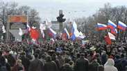 Manifestantes pró-russos e pró-Ucrânia se enfrentam em Lugansk