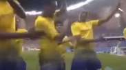 Ex-Corinthians, Elton faz gol do título e dança "Lepo Lepo"