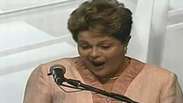 Dilma se atrapalha, faz piada e é aplaudida em MG