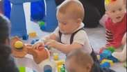 Príncipe George brinca com bebês e é chamado de bravinho