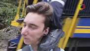 Vídeo: jovem é chutado por condutor ao tirar selfie perto de trem