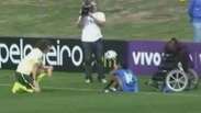 David Luiz bate bola com cadeirante em treino; veja