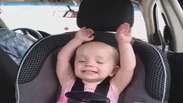 Bebê canta e dança ao som de Elvis durante passeio de carro