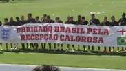 Seleção inglesa é recebida com "We are the Champions" no RJ